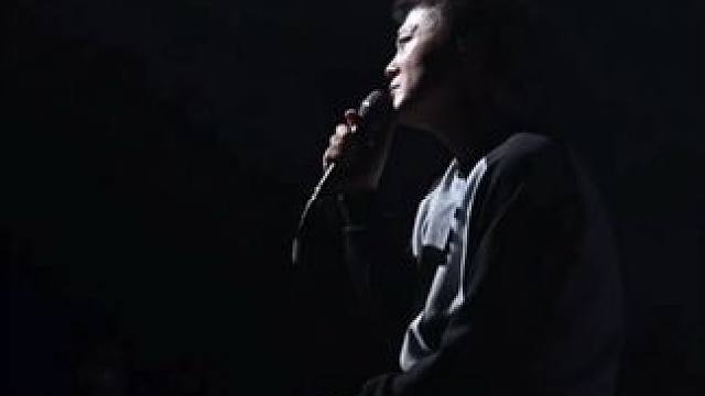 她是个永远没有安全感的姑娘。