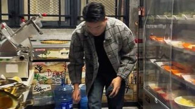 小鲜肉为了能开上超跑，连夜提桶跨越1374公里回老家开了家火锅店，大家说他能梦想成真吗？