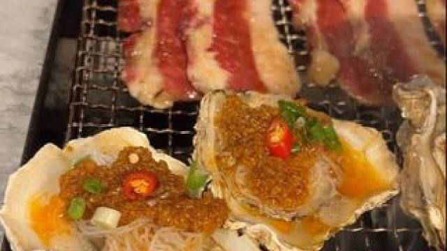 地摊烤肉大口吃肉太爽啦！