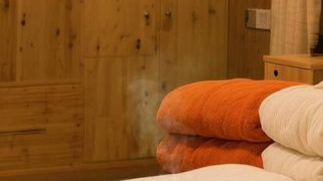 下雨天呆在小屋里，听着雨声放松下来入眠吧