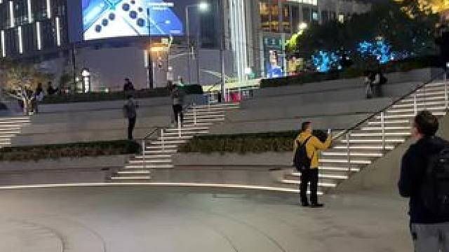 魔都惊现LOL真人版团战游戏 就在苹果店旁边 使用vision pro 的黑科技游戏剧场 穿越感 解