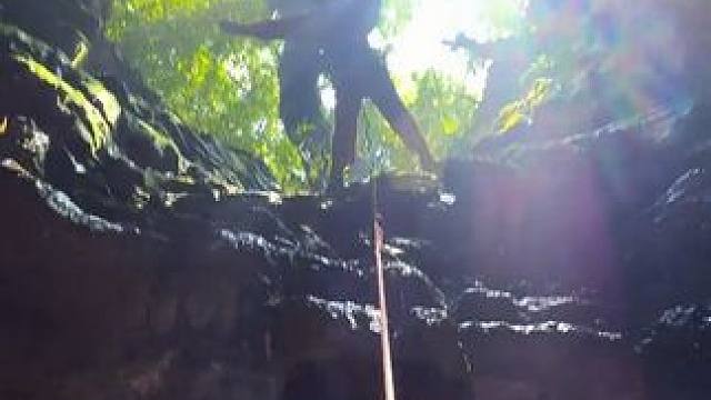 专业探险，请勿模仿，帮助附近村民下去寻找多年前失足掉下去那个人的骨骸