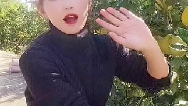 在外的工不好打，家里的钱更难挣，好不容易赶上丰收年，可是今年的柚子价钱太低，村民们卖出去柚子都不够农