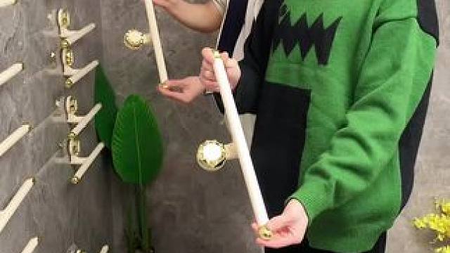 吸盘伸缩拖鞋架 不用打孔粘胶就能上墙固定的拖鞋架，可伸缩的设计，足够收纳全家人的拖鞋，不占地方，还能