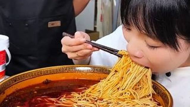 这么乖个妹儿吃这么大钵面啊！