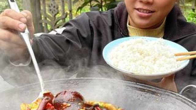 今天摘了很多野生菌做一锅美味下饭菜