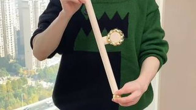 吸盘伸缩拖鞋架 不用打孔粘胶就能上墙固定的拖鞋架，可伸缩的设计，足够收纳全家人的拖鞋，不占地方，还能