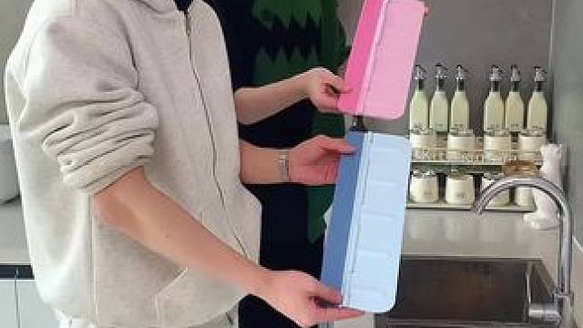 折叠挡水板置物架 在厨房洗碗池边放上这个吸盘挡水板，刷锅洗碗就不会弄得台面湿哒哒的，放在台面洗衣服也