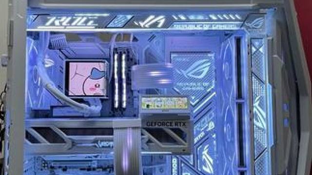 只看颜值的妹纸，华硕ROG创世神纯白游戏主机，颜值拉满，采用展域Se360曲面水冷，七彩虹5070T