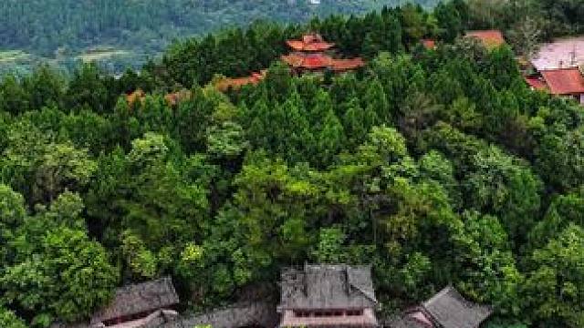 剑阁县鹤鸣山位于四川省广元市剑阁县普安镇东一公里处，是中国著名的道教圣地 。