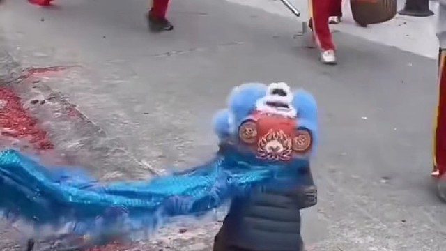 一个抬头看见信仰，一个低头看见希望