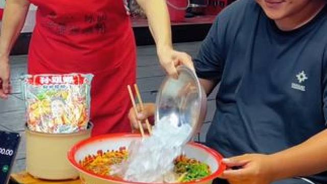 山东帅哥轻松拿走6箱螺蛳粉