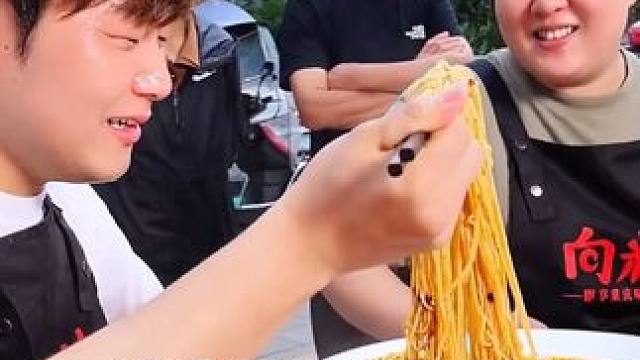 小哥身怀绝技，吃面速度震惊全场！