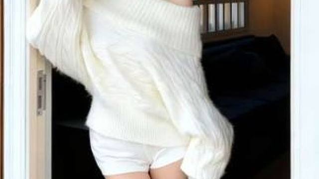 姐妹们，这件慵懒风毛衣真的太绝了！它是这种宽松的版型，上身之后满满的高级感，而且还是那种一字肩的设计