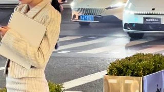 小姐姐一心看着手机，法拉利路过都不看一眼，她是遇到什么事情了吗？