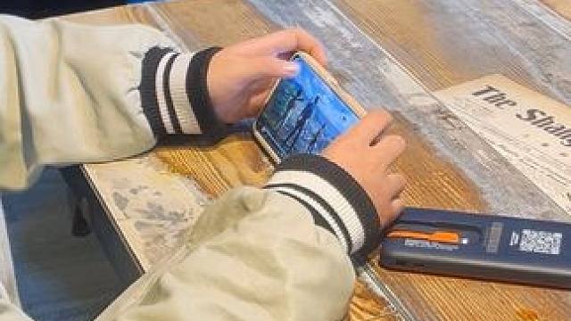 和小朋友来吃个火锅，怎么都一直在打游戏呢