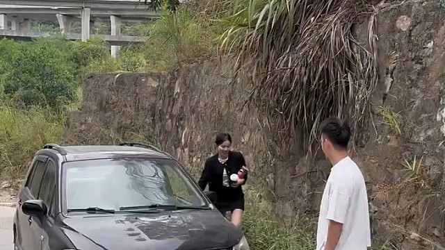 上面穿黑衣服的那个人在那干什么