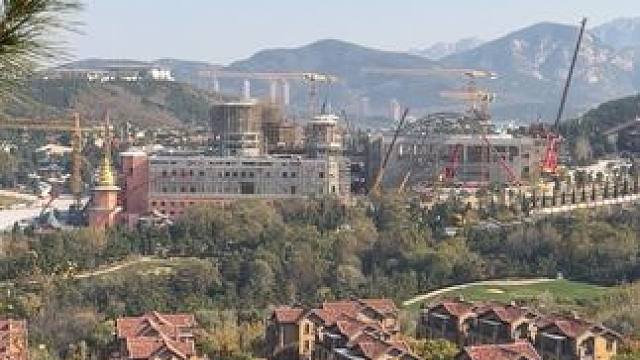 南山大佛面前这是建的什么？南山速度 一两个月没来，竟然拔地而起