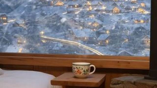 深山小镇刮起暴风雪，小屋里温暖舒适，可以放松入眠