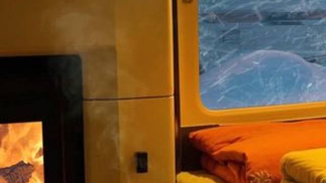 暴风雪袭来的时候，住在温暖的房车里放松入眠吧