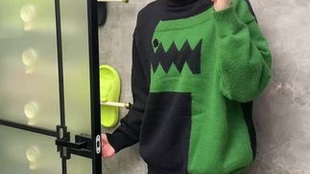 吸盘伸缩拖鞋架 不用打孔粘胶就能上墙固定的拖鞋架，可伸缩的设计，足够收纳全家人的拖鞋，不占地方，还能