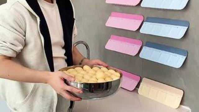 折叠挡水板置物架 在厨房洗碗池边放上这个吸盘挡水板，刷锅洗碗就不会弄得台面湿哒哒的，放在台面洗衣服也