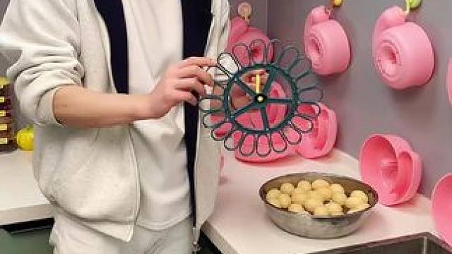 蜗牛自动清洗篮 蜗牛自动清洗篮，有了它，以后洗水果可就太方便了，自动洗干净还能自动沥水，