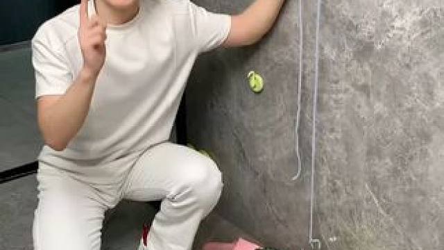 吸盘伸缩拖鞋架 不用打孔粘胶就能上墙固定的拖鞋架，可伸缩的设计，足够收纳全家人的拖鞋，不占地方，还能