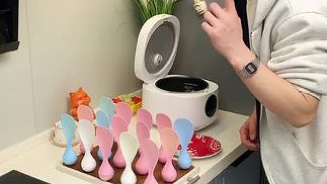 不倒翁饭勺 这个不倒翁米饭勺简直太方便了，怎么扔都不会倒，每天都要吃米的赶紧试试