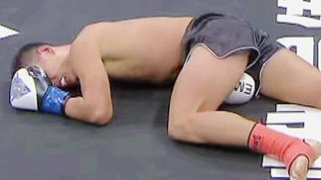 一记断子绝孙脚，疼的对手趴在地上痛苦不堪