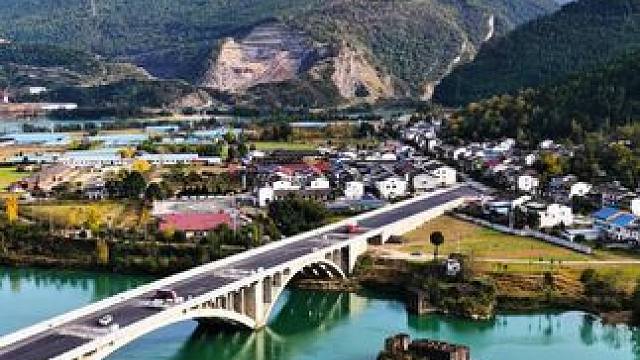 三堆白龙江上又一座大桥即将建成。