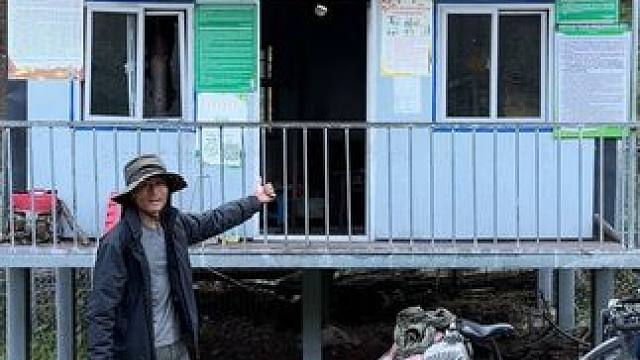 骑行西藏去墨脱，晚上害怕有熊闲置小屋住一晚，既安全又保暖