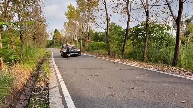 永远自由如风，永远为自己着迷 #极限运动 #滑板速降 #贴地飞行 #危险动作禁止模仿