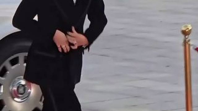 权志龙获得玉冠勋章红毯