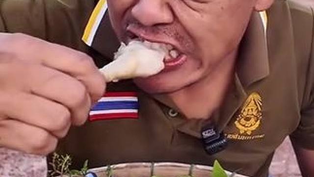 午饭吃炖大公鸡