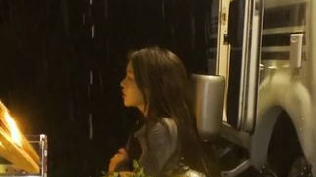 【无限露营】小姐姐汽车雨中豪华露营