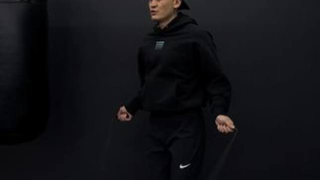 拳击初学者跳绳步伐训练