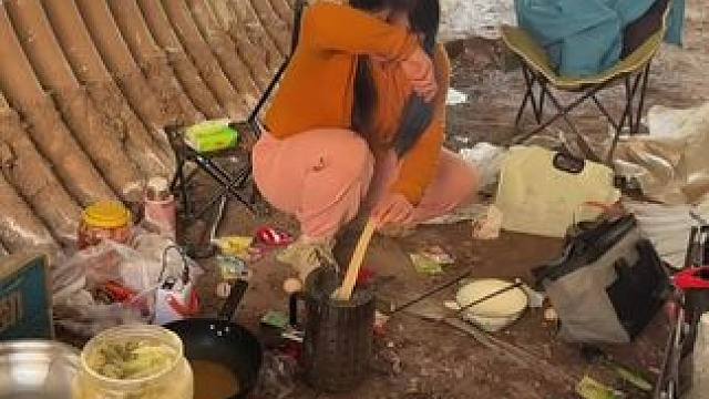 住两个月桥洞的女孩，升柴火做饭，这里就是我的家！