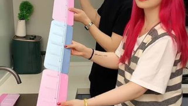 折叠挡水板置物架 在厨房洗碗池边放上这个吸盘挡水板，刷锅洗碗就不会弄得台面湿哒哒的，放在台面洗衣服也