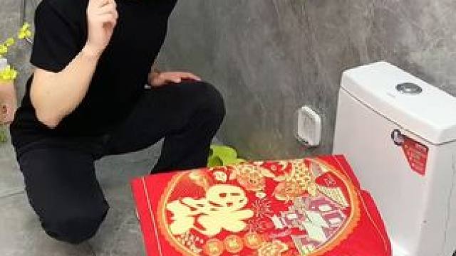 吸盘伸缩拖鞋架 不用打孔粘胶就能上墙固定的拖鞋架，可伸缩的设计，足够收纳全家人的拖鞋，不占地方，还能