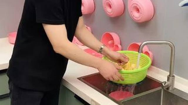 蜗牛自动清洗篮 蜗牛自动清洗篮，有了它，以后洗水果可就太方便了，自动洗干净还能自动沥水，