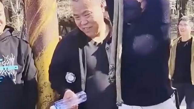 亮点是大爷还抽着香烟