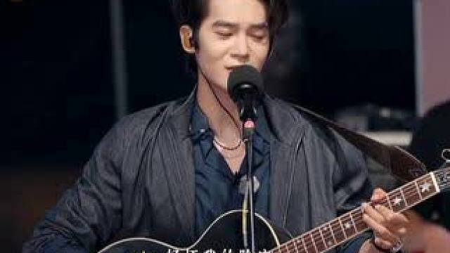 于适用深情的嗓音，唱出了离别背后不变的羁绊。每一次“默念”，都是对重逢最美好的期待。