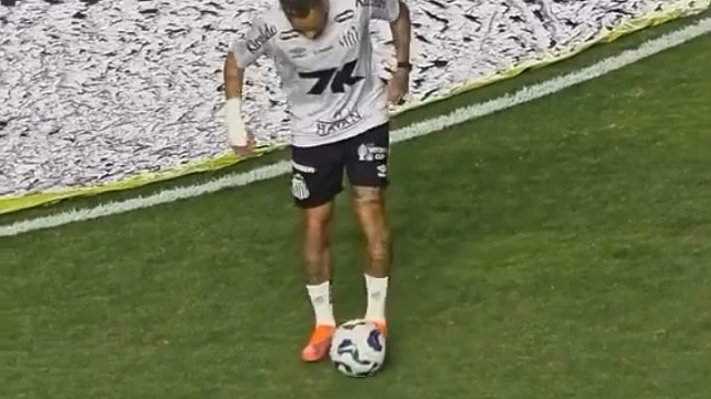 内马尔用胫骨颠球