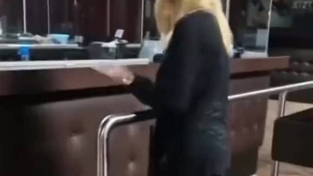 她好像一下就明白了很多道理。就像瞬间上完了大学一样