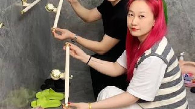 吸盘伸缩拖鞋架 不用打孔粘胶就能上墙固定的拖鞋架，可伸缩的设计，足够收纳全家人的拖鞋，不占地方，还能