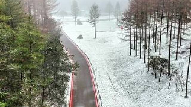 2025.11.17日曾家山秋色未尽雪花飘。