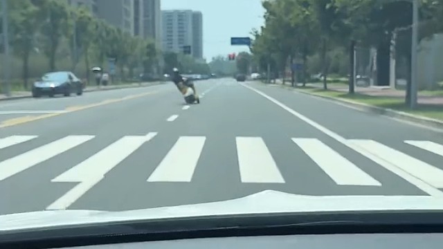 像这样骑电车早晚出事[奸笑]