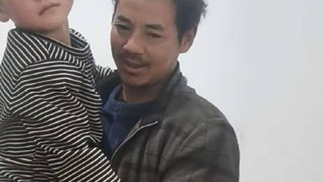 孩子的爸叫老大起床上学了。