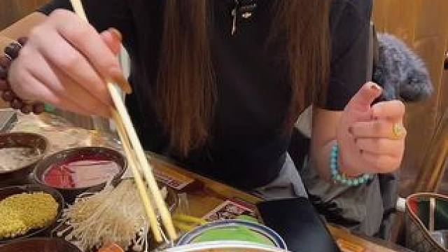 花78吃一顿成都街头市井小火锅 鲜香麻辣不同于咱们平时吃的火锅，更可爱更有趣也有滋有味，价格真的划算